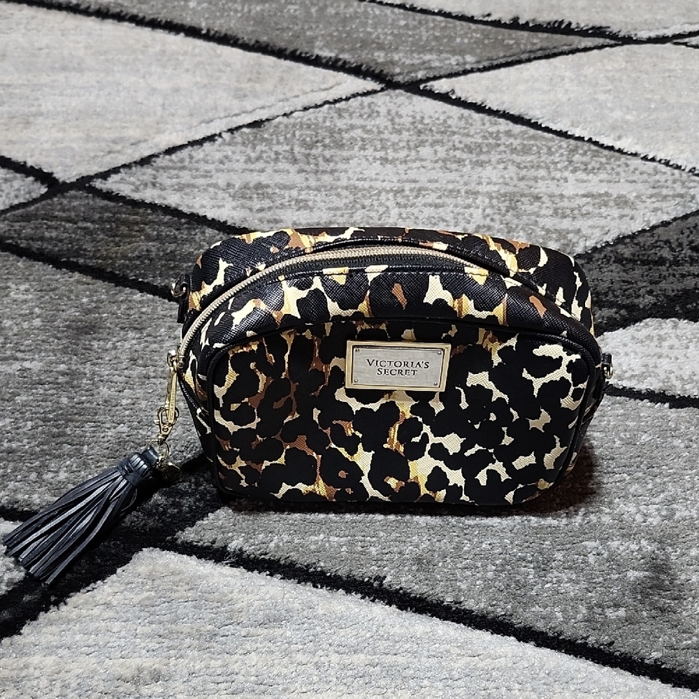 VICTORIA SECRET LEOPARD PRINT METAL EMBOSSED HEART CHARM BLACK TASSEL MAKEUP BAG